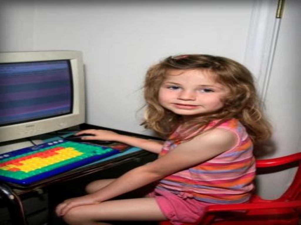ребенок за компьютером