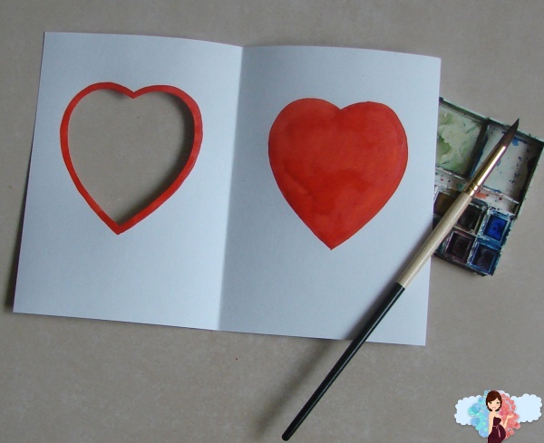 Как нарисовать валентинку акварелью поэтапно. Контур вырезанного сердца обводим акварелью.