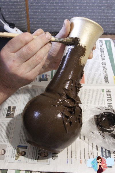 Как задекорировать вазу под металл своими руками. Покрываем темно-коричневым акрилом.