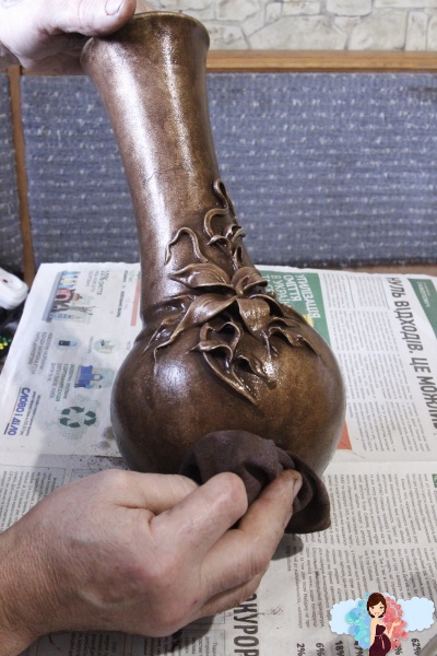 Как задекорировать вазу под металл своими руками. Понемногу смываем коричневый акрил.
