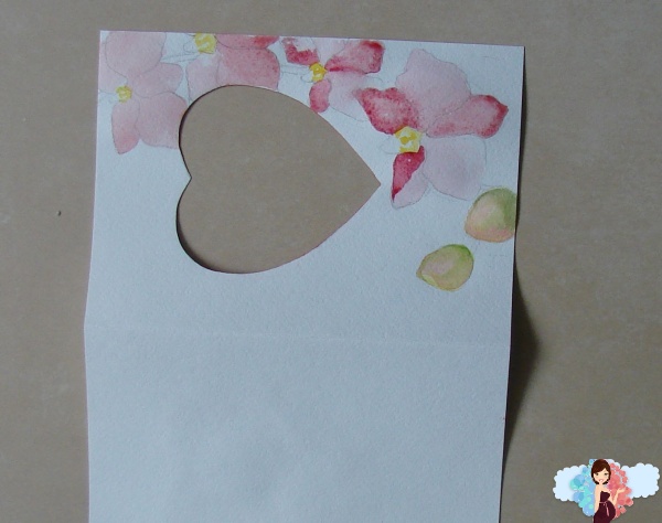 Как нарисовать валентинку акварелью поэтапно. Намечаю простым карандашом цветы по правому контуру вырезанного сердечка.