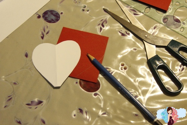 Валентинки своими руками. Обрисовываем карандашом наше сердечко валентинку на красной бумаге.