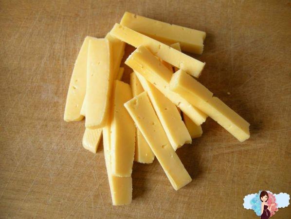 Картопляні палички з сиром. Сир нарізати брусочками