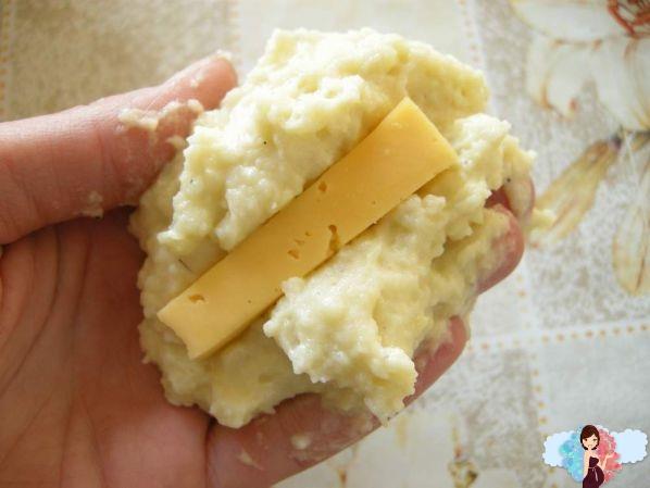 Картопляні палички з сиром. Вологими руками взяти трошки картоплі, в середину покласти сир