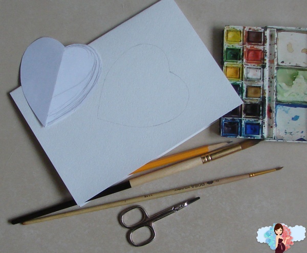 Как нарисовать валентинку акварелью поэтапно. Вырезаем из тонкой бумаги трафарет сердечка и переносим его на сложенный вдвое акварельный лист.