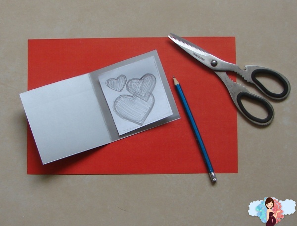 Открытка валентинка своими руками на 14 февраля с фото поэтапно. На обычной белой бумаге рисуем три сердечка и вырезаем их.