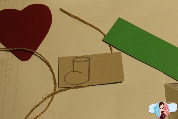 Валентинка – веселое сердечко. Из красной плотной бумаги (картона) вырезаем сердечко.