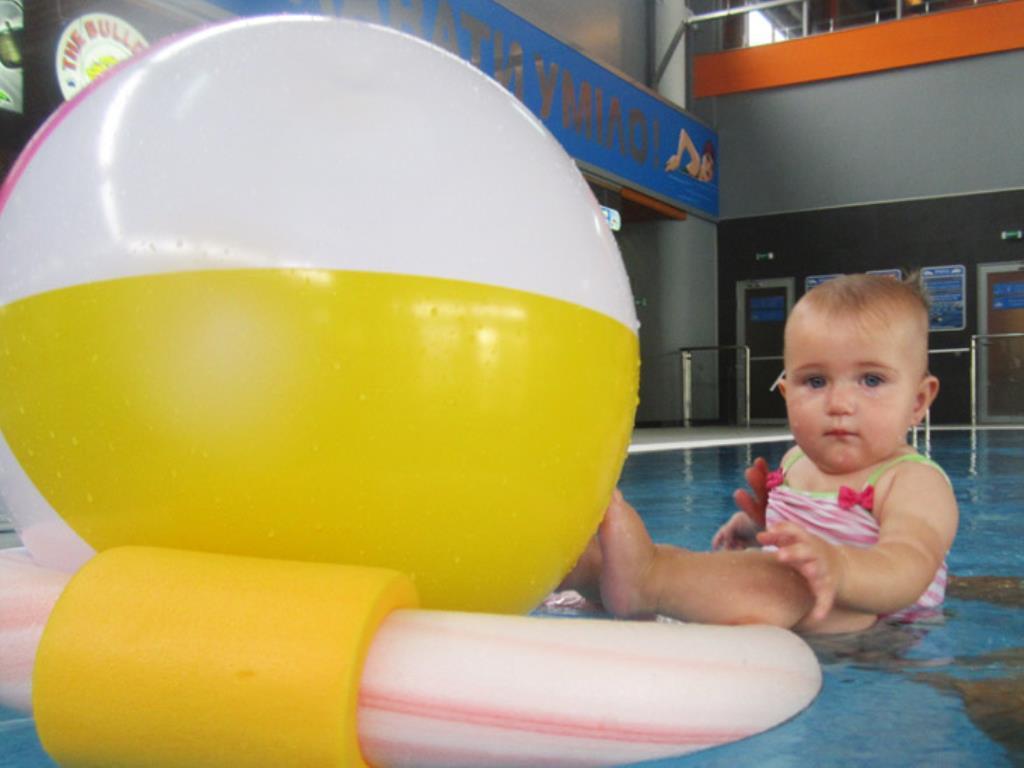 когда начинать обучение раннему плаванию?