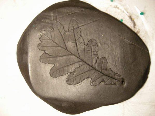 тиснений листочок