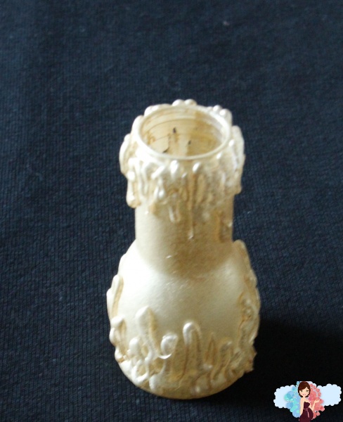 Как сделать вазу своими руками с бутылочки с под йогурта. Поэтапный мастер-класс. Затем акриловой краской под золото покрываем нашу вазу.