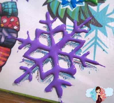 Новогодние украшения своими руками. Наносим краску достаточно толстым слоем по контуру рисунку - снежинки.