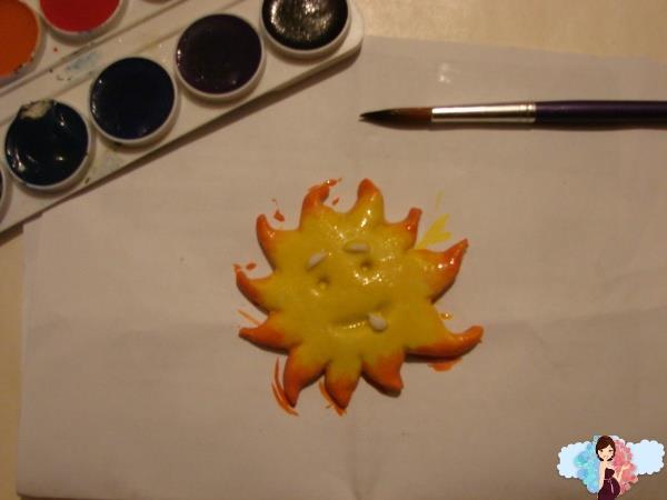 Мастер класс. Магниты из соленого теста. Закрашиваем солнышко акварелью.