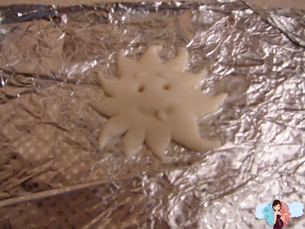 Мастер класс. Магниты из соленого теста. Делаем солнышку улыку, углубления для глазок, бровки, язычок