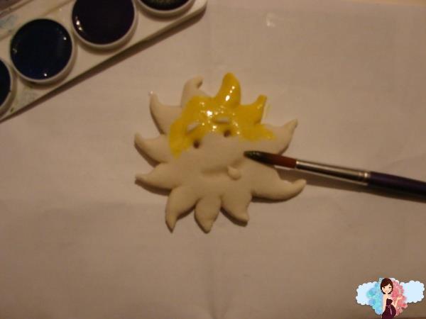 Мастер класс. Магниты из соленого теста. Начинаем закрашивать солнышко.