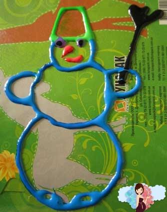 Новогодние украшения своими руками. Оставляем сохнуть рисунок со снеговиком.