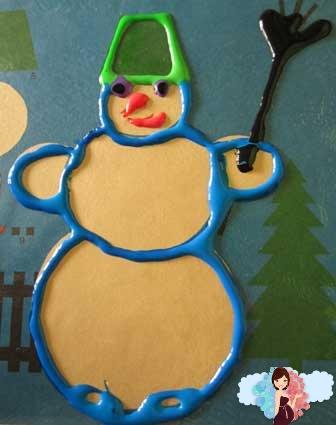 Новогодние украшения своими руками. Закрепите шаблон снеговика под целофан.