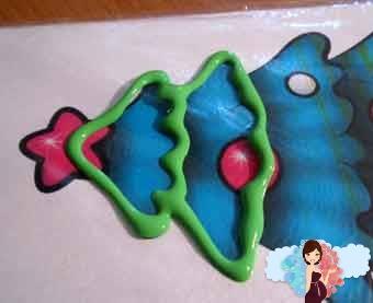 Новогодние украшения своими руками. Закрепите шаблон елки под целофан.