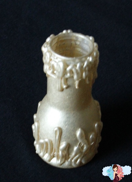 Как сделать вазу своими руками с бутылочки с под йогурта. Поэтапный мастер-класс. Наносим второй слой акрила на вазу.