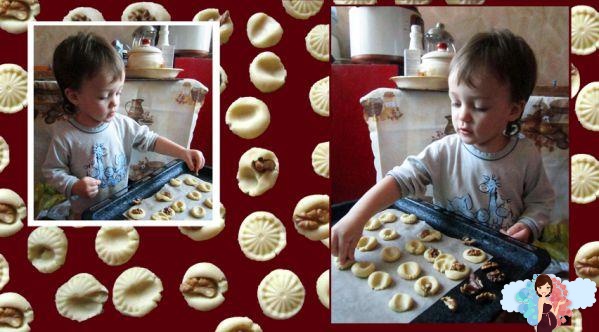 как малыш готовил медовое печенье вместе с мамой