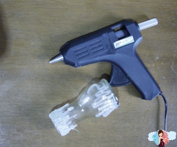 Как сделать вазу своими руками с бутылочки с под йогурта. Поэтапный мастер-класс. Мы берем клеевой пистолет и в зависимости от нашей фантазии, наносим горячий клей на бутылочку.