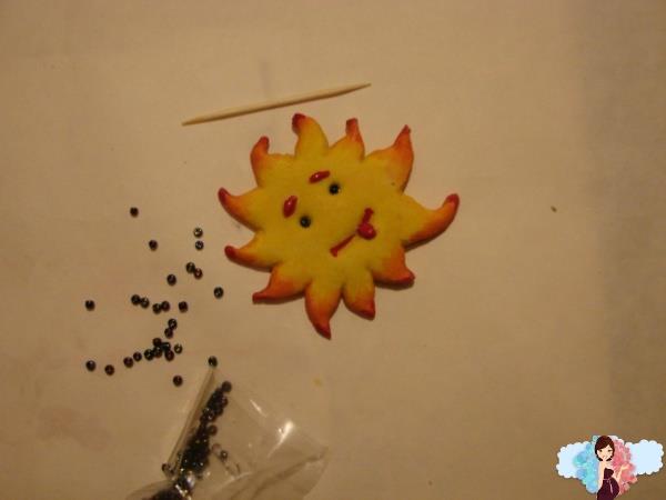 Мастер класс. Магниты из соленого теста. Делаем глазки солнышку с помошью бисера.