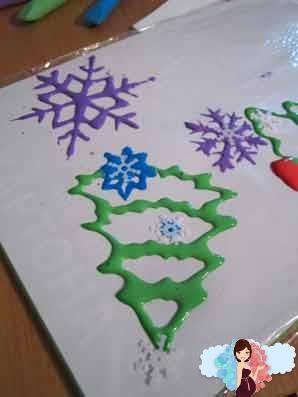 Новогодние украшения своими руками. Посыпаем изделия блестками, бисером или белой пудрой.