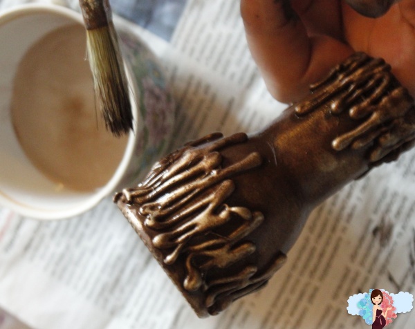 Как сделать вазу своими руками с бутылочки с под йогурта. Поэтапный мастер-класс.  Кистью с водой и тряпочкой смываем большую часть коричневой краски.