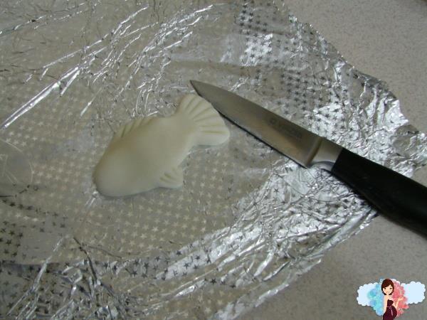 Мастер класс. Магниты из соленого теста. Формируем с теста плавники и гребень рыбы.