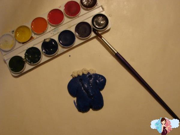 Мастер класс. Магниты из соленого теста. Раскрашиваем слоника синим цветом.