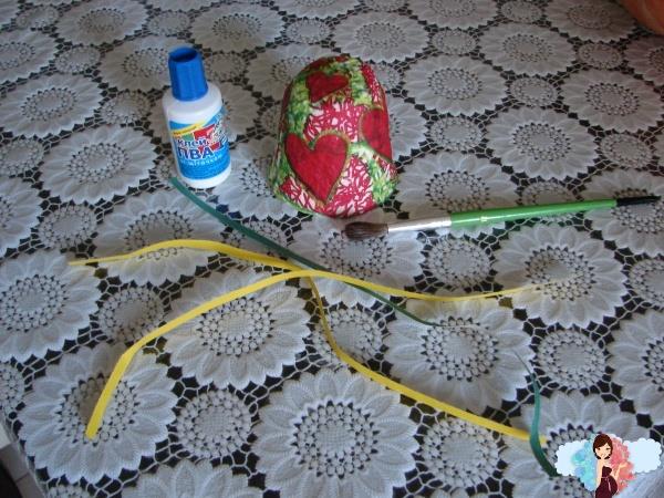 Новогодний колокольчик и ленточки для украшения.