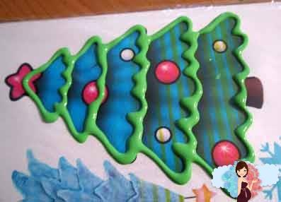 Новогодние украшения своими руками. Наносим краску достаточно толстым слоем по контуру рисунку - елки.