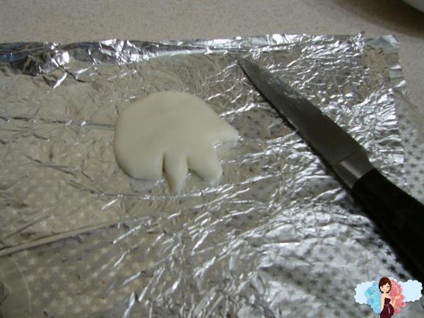 Мастер класс. Магниты из соленого теста. Начинаем вырезать солнышко.